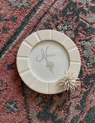 Cornice vintage in ceramica bianca