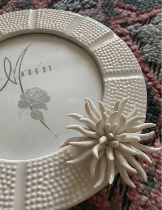 Cornice vintage in ceramica bianca