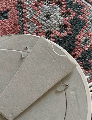 Cornice vintage in ceramica bianca