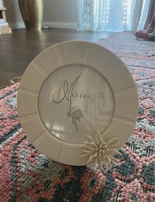 Cornice vintage in ceramica bianca