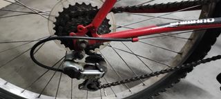 Bicicleta de montaña roja y blanca