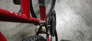 Bicicleta de montaña roja y blanca