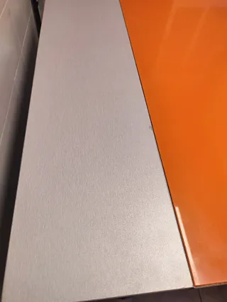 Mesa auxiliar cocina naranja con aletas