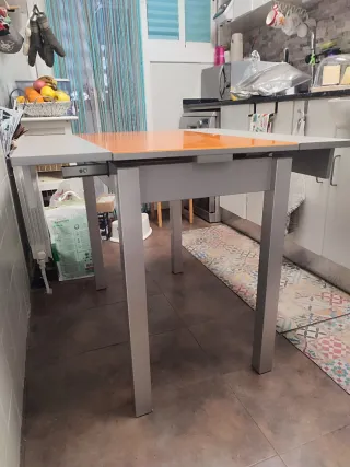 Mesa auxiliar cocina naranja con aletas
