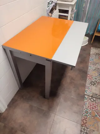 Mesa auxiliar cocina naranja con aletas