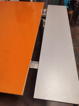 Mesa auxiliar cocina naranja con aletas