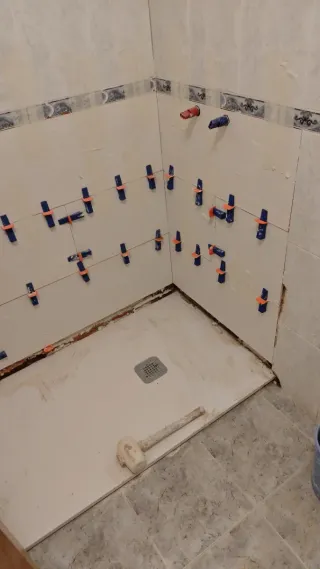 Fontanero, calefactor y electricista profesional.