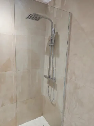 Fontanero, calefactor y electricista profesional.