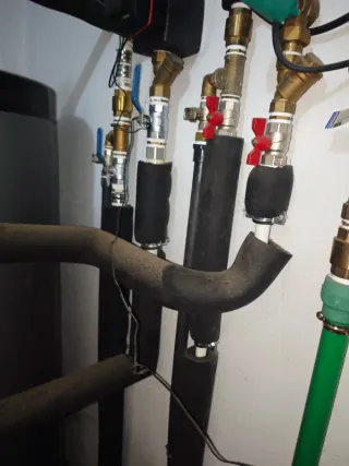 Fontanero, calefactor y electricista profesional.