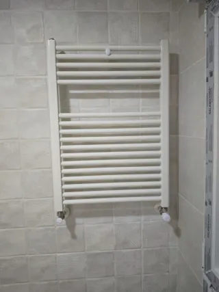 Fontanero, calefactor y electricista profesional.