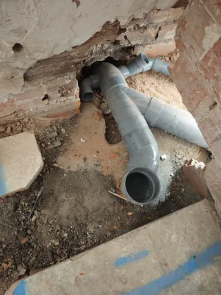 Fontanero, calefactor y electricista profesional.