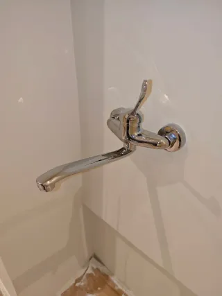 Fontanero, calefactor y electricista profesional.