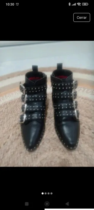 Botines de piel con tachuelas y hebillas