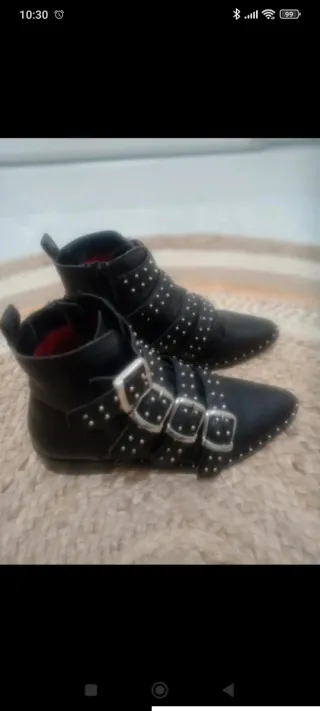 Botines de piel con tachuelas y hebillas