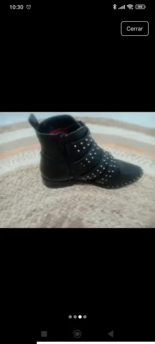 Botines de piel con tachuelas y hebillas