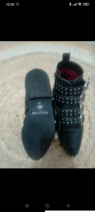 Botines de piel con tachuelas y hebillas