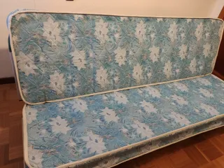 MESA + SOFA CAMA . Regalo 4 sillas