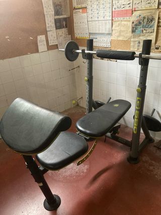 Banco de pesas con barra y discos