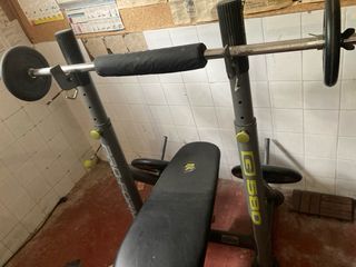 Banco de pesas con barra y discos