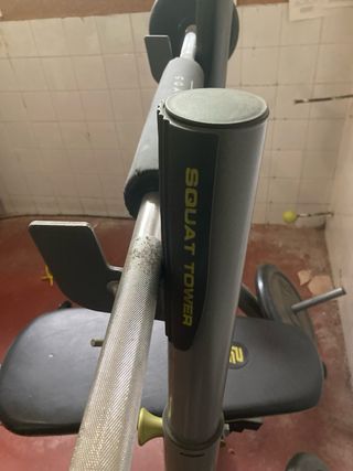 Banco de pesas con barra y discos