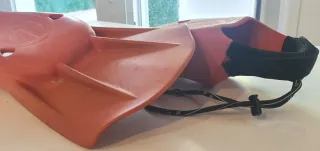 Aletas de surf naranjas