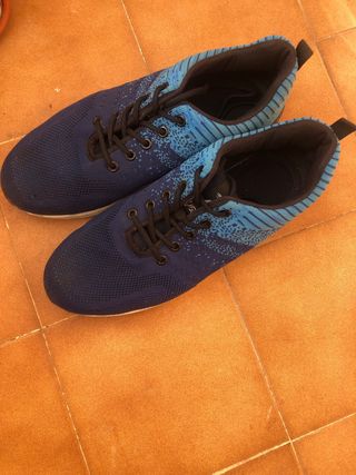 Zapatos de seguridad azul talla 45.