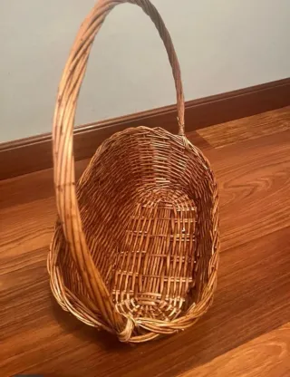 Cesta de mimbre ovalada con asa