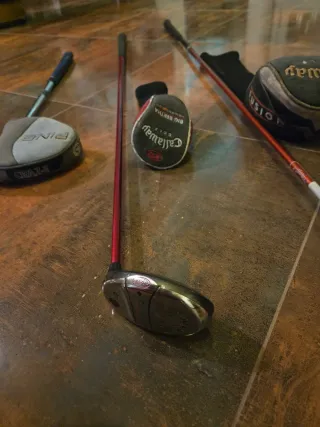 Palos de golf PING y Callaway