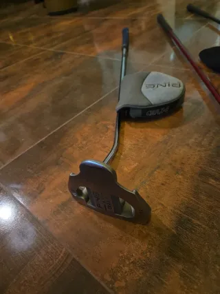 Palos de golf PING y Callaway