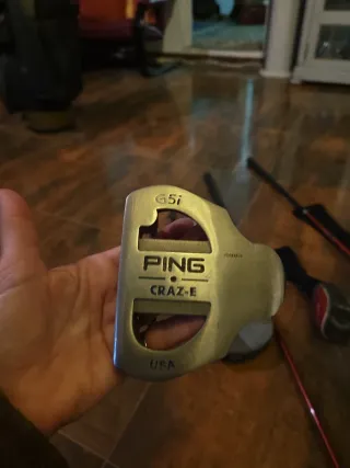 Palos de golf PING y Callaway