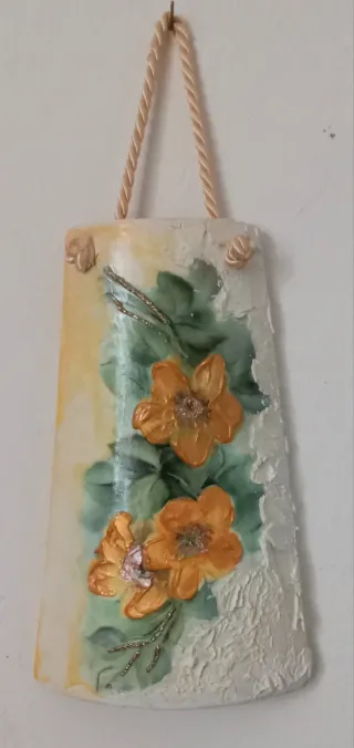 Tegola in coccio decorata fiori misure 20 x 12