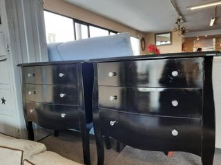 Cómoda negra 3 cajones con tiradores de cristal