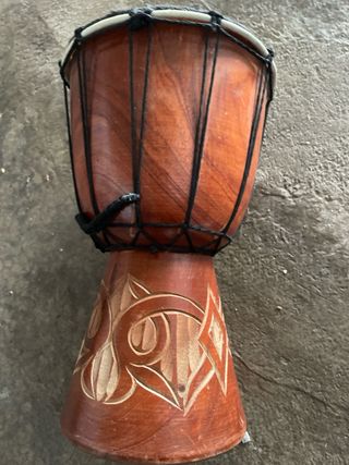 Djembé africano de madera tallada