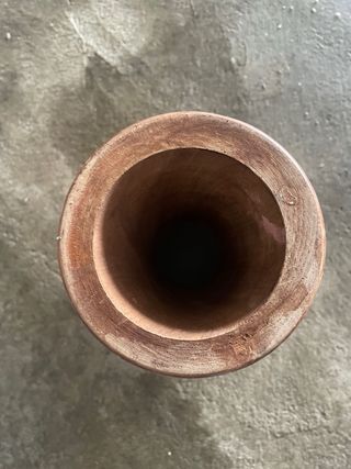 Djembé africano de madera tallada