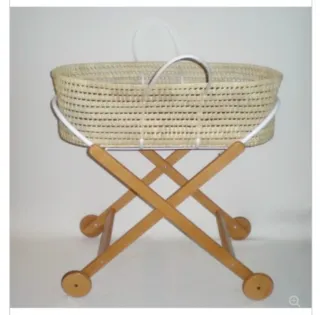 Cuna de mimbre con patas de madera