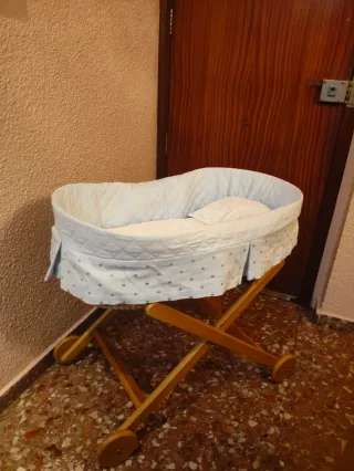 Moixes/Cuna de mimbre con patas de madera