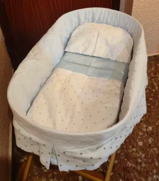 Moixes/Cuna de mimbre con patas de madera