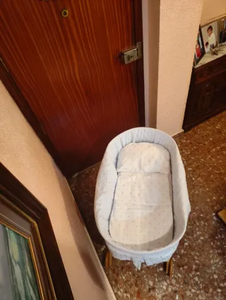 Moixes/Cuna de mimbre con patas de madera