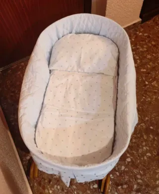 Moixes/Cuna de mimbre con patas de madera