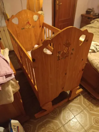 Cuna artesanal de madera con balancín
