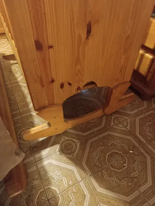 Cuna artesanal de madera con balancín