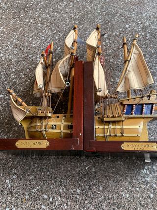 Barco .Fragata sujetalibros de madera