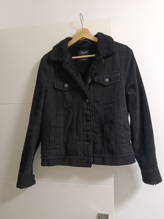 Chaqueta vaquera negra con borrego