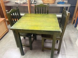 Mesa y 3 sillas madera verde