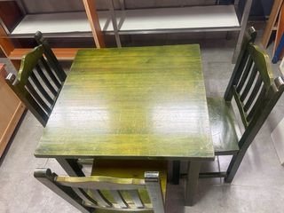Mesa y 3 sillas madera verde