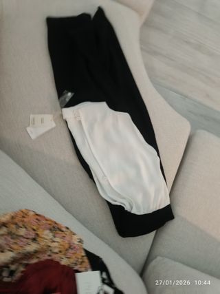 Mono de mujer negro y blanco