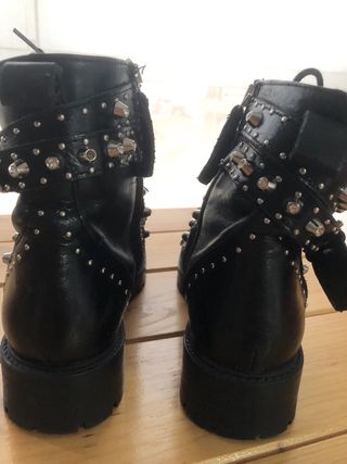 Botines de piel negros con tachuelas T.38