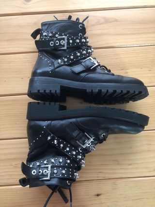 Botines de piel negros con tachuelas T.38
