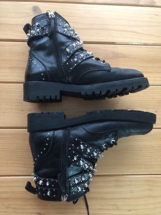 Botines de piel negros con tachuelas T.38