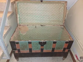 Baúl antiguo madera y metal